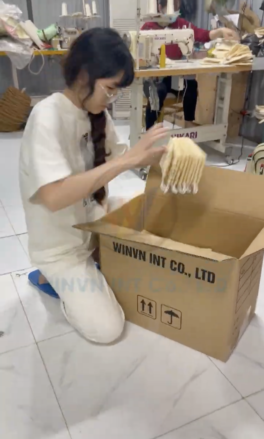 Packing finished natural loofah products into WINVN export cartons